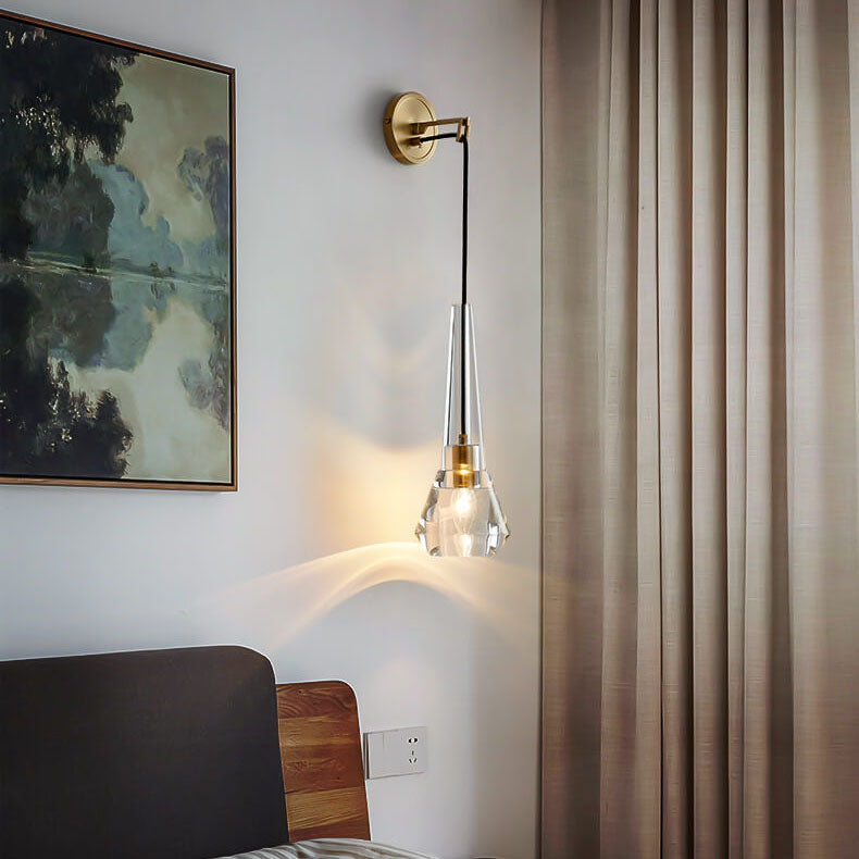 CrystalGlow - Modern geometric wall lamp made of crystal glass with 1 light