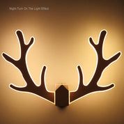 GeweiGlow - Simple antler-shaped wall lamp with 1 LED arm