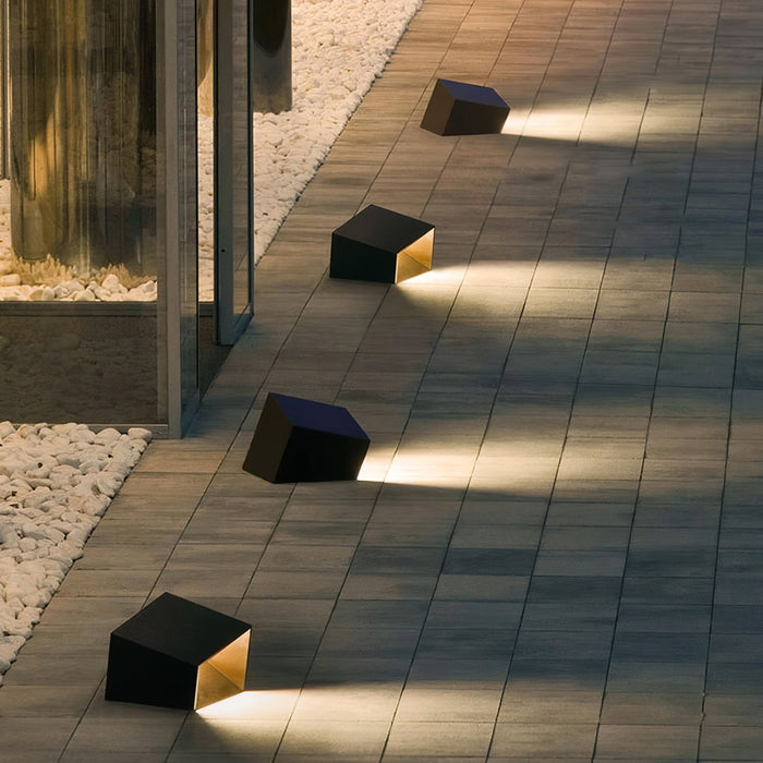 Cube_Garden_Solar_Outdoor_Light__11_700x_b463d3d0-1de7-405f-8169-b3f2dde88e39.jpg
