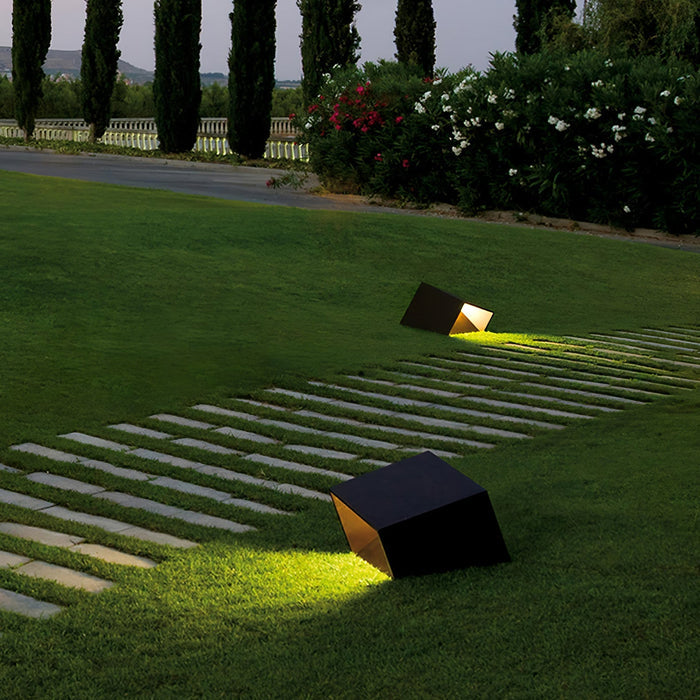 Cube_Garden_Solar_Outdoor_Light__9_700x_7dff0ea7-fdb0-4646-ac79-9c21d413458d.jpg