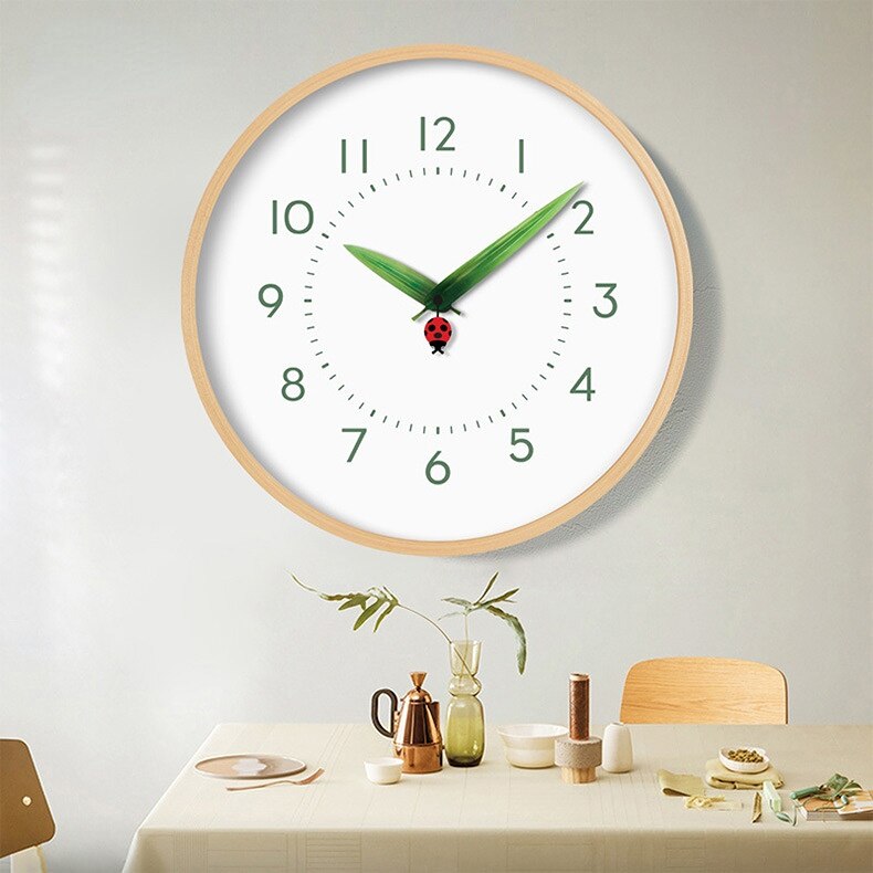 gKBaRonde-Minimalistische-Wandklok-Cartoon-Leuke-Massief-Houten-Frame-Stille-Klok-Voor-Kinderkamer-Woonkamer-Restaurant-Opknoping-Horloge.jpg